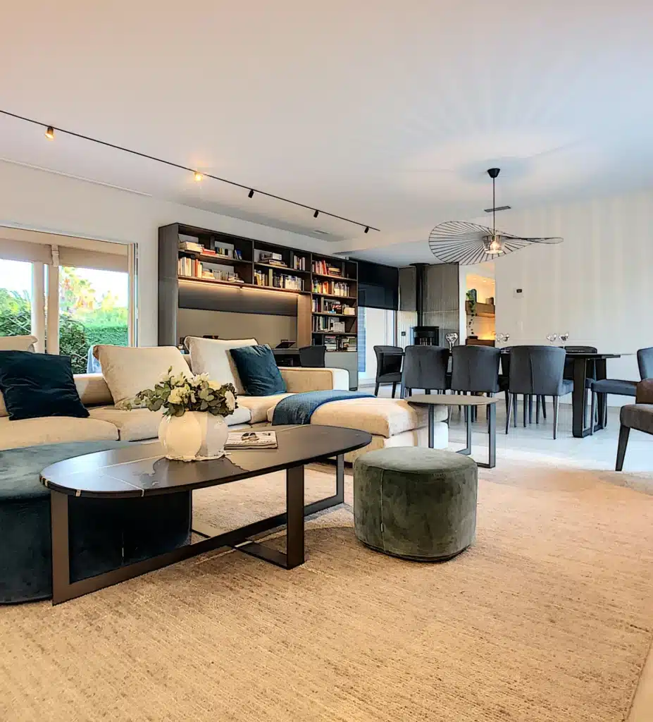Salon spacieux avec un design d'intérieur contemporain, intégrant des meubles confortables et une palette de couleurs neutres pour une ambiance élégante et chaleureuse.